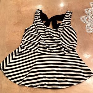 Top made by MONTEAU size large measurements on pictures adorable stretch top